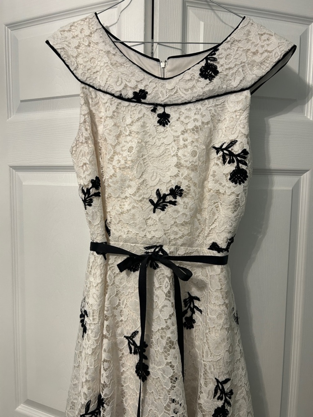 Elegant White and Black Lace Dress - Picture 2 of 5